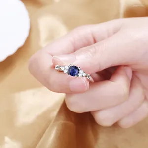 Bröllopsringar Classic Royal Blue Stone Round Engagement for Women Silver Color Metal Simple Zircon Crown Bands Party Jewelry CZ