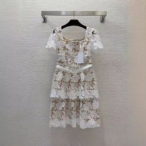 2024 Summer White Floral Lace Panel Dress Kort ärm Square Neck Belted Single-Breasted Casual Dresses B4W241357