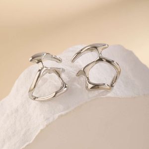 Brincos de gota de água irregulares do estilo líquido de jóias de metal Brincos doces e frios design simples de brincos geométricos