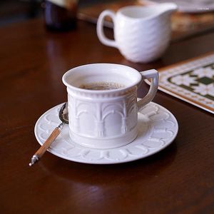 Xícaras picadas de estilo branco europeu de alívio vintage copo de café conjunto de luxuosas porcelana de porcelana de porcelana de chá de cerâmica de kubek utensílios domésticos bd50