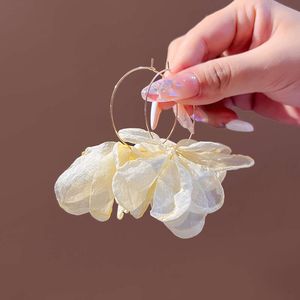 Nytt vårtygfärgad blomma överdrivna små och färska örhängen för kvinnor