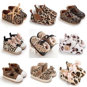 Första vandrare leopard tema babyskor pojke nyfödda spädbarn småbarn casual bomull ensamma antislip andas andas förstörare kryper mockasins skor q240525