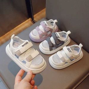 Pierwsze piechurki Dzieci Sandały Chłopcy Dziewczyny Toddler Mesh Sneakers Non-Slip Bottom Buty dla dzieci Summer Baby Baby Girl Buty Sandały Q240525