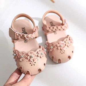 Första vandrare sommar barnskor mode pärla läder söta barn sandaler för flickor småbarn baby andningsbar hoolow ut blomma skor q240525