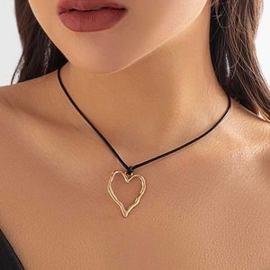 Pendant Necklaces Ingemark Vintage Black Leather Braid Wax Cord Chain Necklace for Women Goth Hollow Out Love Heart Pendant Choker Y2k Jewelry New Q240525