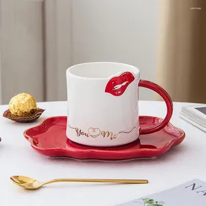 Чашки блюдцы творческая красная губа чашка с блюдцевой ложкой набор керамического кофе или чай домашний кухонный напиток забавный день рождения свадебные подарки