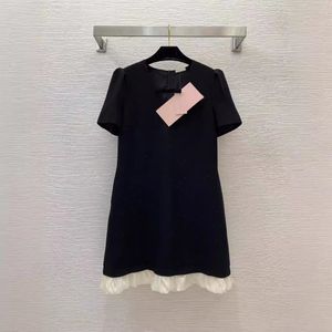 2024 Summer Black Contrast Color Bow Hot Drilling Cotton Dress Kort ärm Runda hals Ruffled Paneled Kne-Lengen Casual klänningar B4W241358