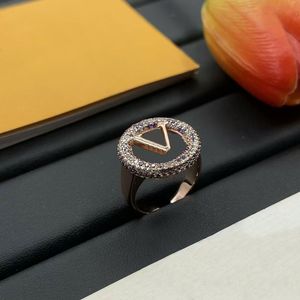 Pierścień designerski klasyczny pierścień diamentowy Kobiety pierścień tytanowy stal grawerowany wzór liter