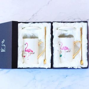 Canecas Creative Flamingos Manual de Placa de ouro MUG China com colher de tampa Cerâmica rosa Celera de café Milace Cuple