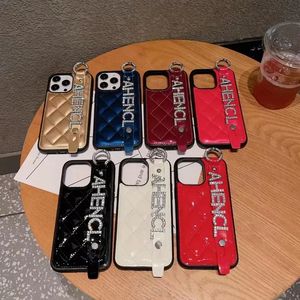 Apple iPhoneのデザイナーリストバンドiPhoneケース15 14 Pro Max Case 13 12 11 13PROMAX携帯電話ケースファッションキックスタンドレザーモバイルカバー