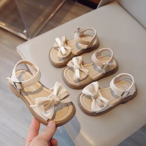 Dziewczyny Sandały Summer Childrens Buty Pearl Buty Mała dziewczynka Princess Buty Bow Sofe Sole Sandals 240527