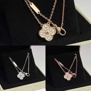 Brand Classic Clover Natural Crystal Pendant Fashionable Four Leaf Flower Designer Halsband för kvinnor Julsmycken gåvor S 883