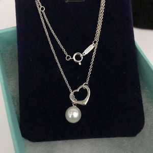 Die einfache Sier -Frauen -Fasern -Love Pearl Light -vielseitiger hochwertiger kleiner und beliebter Halskettenanhänger der Familie der Familie der Familie.