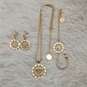 Fashion Designer Necklace V Letter Pendant Banshee Medusa Head 18K Gold Plated Womens VE077 303K