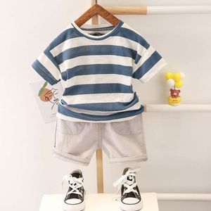 2pcs Baby Sommer Kinder einfacher modischer Streifen Kurzarm Shorts Set L2405