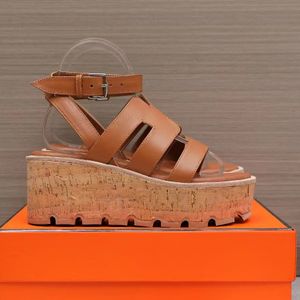 최고 품질의 고급 디자이너 샌들 여성 플랫폼 발 뒤꿈치 진짜 가죽 두꺼운 여름 레저 슬라이드 슬라이드 신발 발목 스트랩 버클 패션 파티 신발 35-40