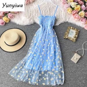 Grundläggande avslappnade klänningar Kvinnor Daisy Print Dress Summer Sexig spetsnätklänning italiensk spaghetti axelband veckad blommig väst koreansk lång kjol J240527