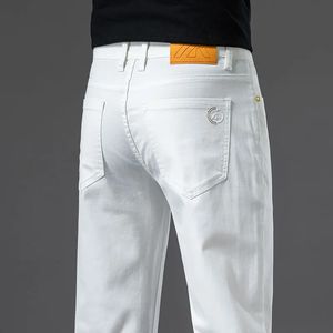 Uomini casual di alta qualità jeans bianchi jeans midwaist tratto dritto pantaloni in denim cotone comodi pantaloni regolari 240527
