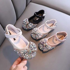 Sandals Colorful sequins rhinestones girls spring and autumn new childrens bows princesses dance performances apartment shoes d240527