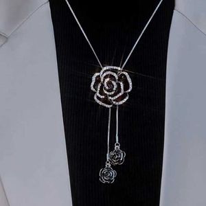 2024netizen Маунтин -камелия цепь свитера Женская роскошь и уникальный дизайн розовый подвесной ожерелье для одежды