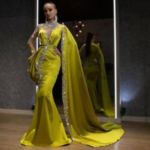 2022 Arabiska citrongröna kristaller Formella aftonklänningar sjöjungfrustil Dubai Indian High Neck One Sleeve Cape Beads Long Trumpet Prom Dr 198y