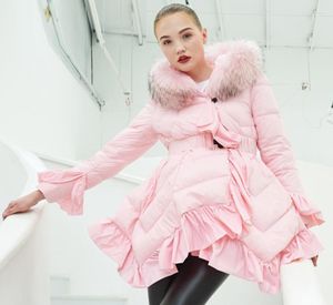 Women's Down Ynzzu Xury Design Womens Jacket 2022冬のピンクのフリルアヒルのコート女性本物の毛皮のフード付き温かいオーバーコートベルトO6836078901