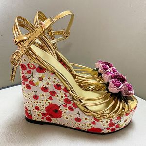 2024 Lady Sheepskin Leather Sexy Wedies Wedge 15cm High Heel Sandals Shoes Buckle Open Tee Peep Toe Europe and America The Catwalk 3D Flower Wedding Party Gold Gold