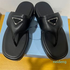 Designer -Soft Padded Nappas Leather Thong Wedgen Enaljed Metal Triangle Logo Womens Designer Sandaler Flip Flops Travel Pool Sandals Platform Sandaler