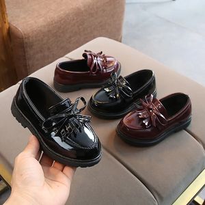 Meninas vestido preto sapatos de couro infantil Casamento de couro para crianças Escola Oxford Sapatos de moda plana de borracha A568 240524