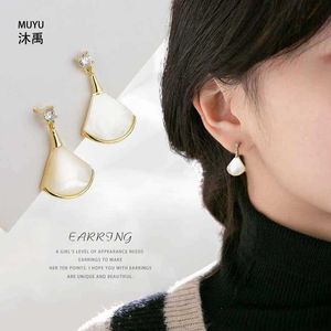 우아하고 고귀한 마스터 디자인 Bvlgry Earrings 모양의 자연스런 유행 우아한 다용도 통근 작은 스타일 개인화