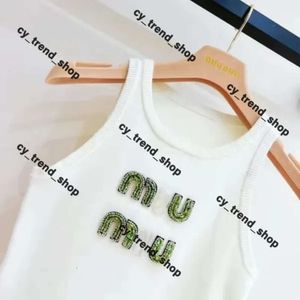 Miumium Top Woman 디자이너 조끼 Miumiuss Tshirt 여름 여자 Muimiu 셔츠 탱크 탱크 다이아몬드 자수 Miumu 티셔츠 인쇄 티 Miumiuu Tops Short Outwears 85