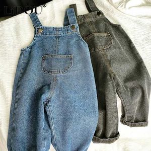 Overalls ROMPERS 2023 New Korean Fashion Girl Jumpsuit Solid Denim Anhänger niedlich und niedlich Kaii Toddler Boys Jeans Hosen Spitzen Top WX5.26