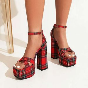 Каблуки красные сандалии летние клетчатые клетчатые женщины плюс размер европейская модная женская обувь блок t eca