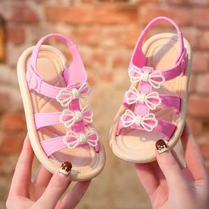 Сандалии Новый лук Простые и милые розовые зеленые детские сандалии для мягких обуви для мягких отдыха D240527