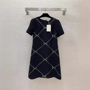 2024 Summer Black / Ivory Solid Color Hot Drilling Bow Dress Kort ärm Runda nack Knäslängd Casual klänningar B4W271359