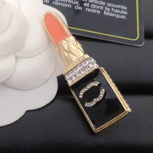 Vogue Womens Designer Brooch Pins Lipstick Broochesブランドレタークリスタルジュエリーピンゴールドメッキファッション服アクセサリーホリデーギフト