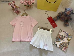 Yeni Kızlar Giyim Yaz Çocukları Trailsits Tasarımcı Bebek Giysileri Boyutu 110-160 cm renkli çiçek işlemeli tişört ve kısa etek 24 Mayıs