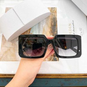 Herrendesigner Sonnenbrille New Mode Square Sonnenbrille Frauennetz Rot Unregelmäßige Platte Sonnenbrille Feuchtigkeit und UV -Schutz