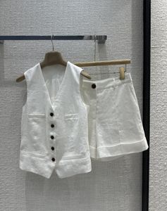 The White Cotton and Linen Vest Set är en avslappnad outfit för att gå i stil med Gao Ding Lao Qian