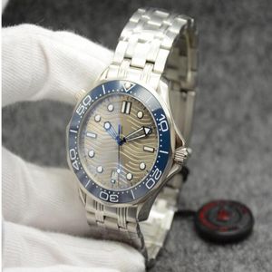 Luxury Watch 42mm Automatisk mekanisk utomhusmänklockor Titta på svart urtavla med rostfritt stålarmband roterabel ram transparent 305z