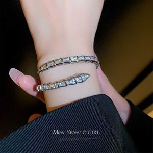 Högkvalitativ modedesign Love Bulgarly Armband Sweet Cool Snake Shaped Armband med kvinnlig design Silveröppning Fashion 140D