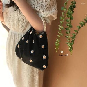 ショルダーバッグ2024夏のファッションパールレディースハンドバッグミニメッシュ刺繍小型デイジー女性ハンドバッグかわいい花トートウォレット