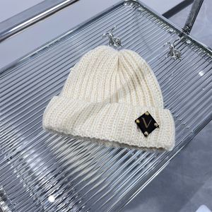 Luxur Designer Beanie Bonnet Hat Currents Warm Hat Classic för män Kvinnor Ear Protection Mixed Color Trend Casual Pullover Hat Winter Cashmere