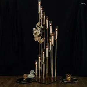 Posiadacz świec z 12 akrylowymi abażurami złoty klaster 57 cali
