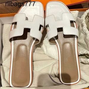 Slipper Oran Fashion Classic Women 2024 Summer Wear Flat Leather Versatile Beach Thick Heels High Heels Word Sandals Women