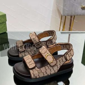 Av högsta kvalitet modedesigner sandaler avslappnad platt häl hängande remmar duk tryckt bekväma strandskor äkta läder klassisk metall spänne kvinnor sandal 764