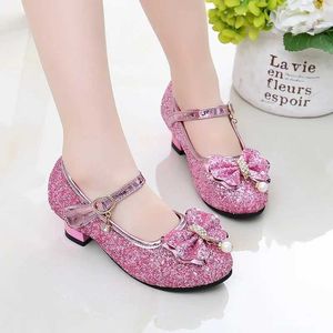 Sandals New Childrens Shoes Girl High Heels Princess Dance Flash Soft Leather Fashion Party Wedding d240527