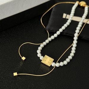Högkvalitativ Vogue Men Kvinnor Halsband Designer Varumärkesbrev Pendant 18K Gold Copper Pärlhalsband kedja för bröllop smycken Tillbehör