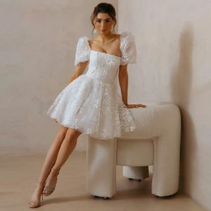 2024 Lace Mini Kort bröllopsklänningar Lace Up Puffy Puff Sleeves Square Neck Bridal Party Gowns A Line Backless Vestido de Novia Customed