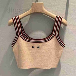 Frauen Tanks Camis Designer -Marke MIU -Serie Neues College -Stil Alter reduzieren kontrastierende Streifen Kurzpolar -Strick -Top+Faltenrock für Frauen 4mjr